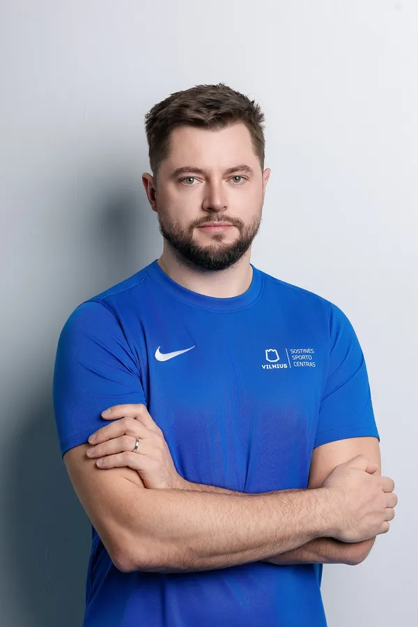 Vyro portretas sporto centro marškinėliais šviesiame fone