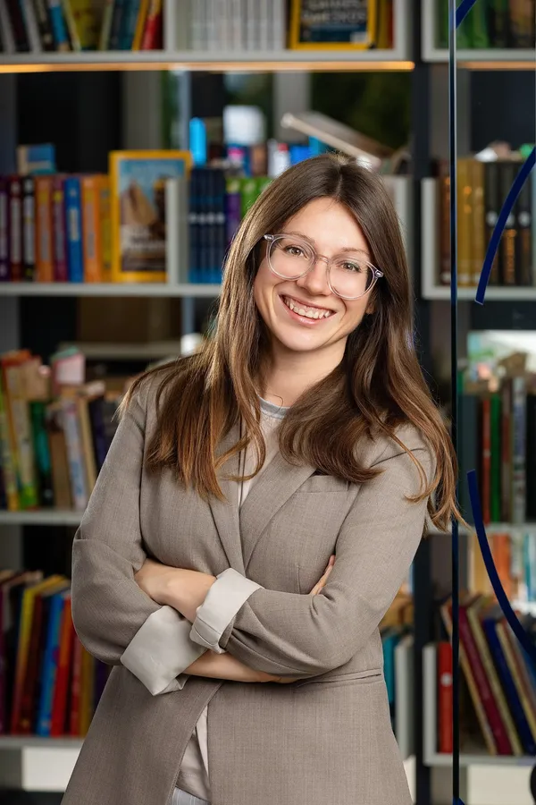 Moters su akiniais portretas biuro bibliotekos fone