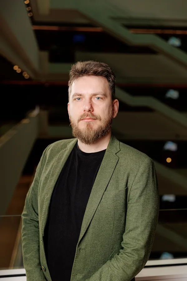 Barzdoto vyro portretas žaliu švarku