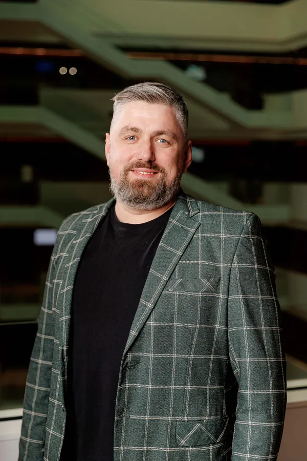 Vyro portretas žaliu languotu švarku