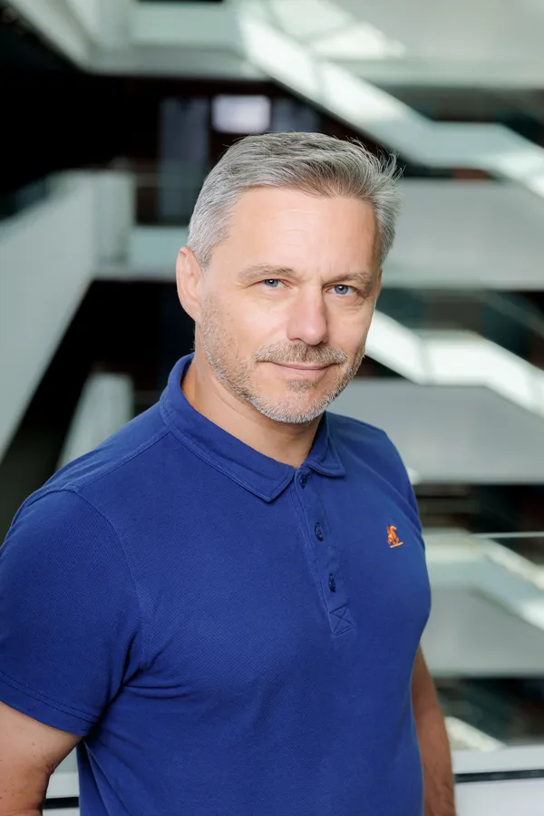Vyro portretas mėlynais polo marškinėliais